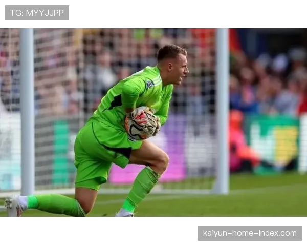 诺丁汉森林防守反击稳健 库珀五后卫体系专注保护禁区空间 诺丁汉森林防守反击稳健 库珀五后卫体系专注保护禁区空间